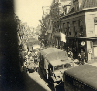 600853 Afbeelding van legervrachtauto's in de Voorstraat te Utrecht tijdens de intocht van de geallieerden; op de ...